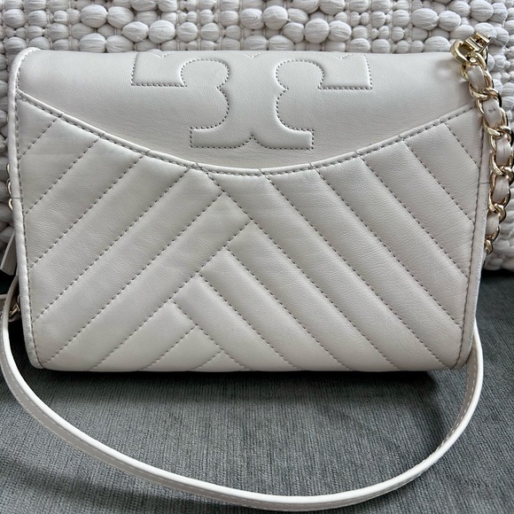 Tory Burch Fleming Convertible Soft Leather Crossbody Bag - Picture 2 of 9